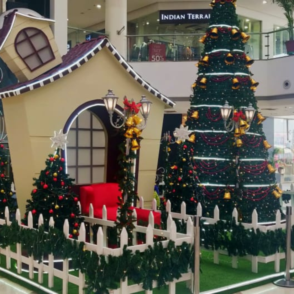 Christmas tree image in a mall